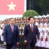 El secretario general del Partido Comunista y presidente de Vietnam, To Lam, y el presidente de Corea del Sur, Lee Jae Myung, pasan revista a la guardia de honor. (Foto:VNA)