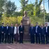 Personal de la embajada y la delegación de Hai Phong posan junto a la estatua del Presidente Ho Chi Minh en la sede de la misión diplomática vietnamita.