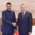 El secretario general del Partido Comunista de Vietnam y presidente del país, To Lam, recibe al ministro jefe del estado de Maharashtra, Devendra Fadnavis.