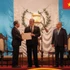 El embajador de Vietnam en México, concurrente en Guatemala, Nguyen Van Hai, presenta las Cartas Credenciales al presidente guatemalteco, Bernardo Arévalo (Foto: VNA)