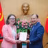 El subdirector permanente de la Academia Nacional de Política Ho Chi Minh, Le Hai Binh, y la embajadora irlandesa en Hanói, Deirdre Ní Fhallúin. (Foto: Nhan Dan)
