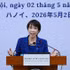 La primera ministra japonesa, Takaichi Sanae, pronuncia un discurso de política en la Universidad Nacional de Hanói. (Foto: VNA)