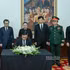 Tran Cam Tu, miembro del Buró Político e integrante permanente del Secretariado del Comité Central del Partido Comunista de Vietnam, escribe en el libro de condolencias por el fallecimiento de Xaysomphone Phomvihane, miembro del Buró Político y presidente de la Asamblea Nacional de Laos. (Foto: VNA)