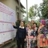 La jefa del Equipo de Encuestas No. 5 en la comuna de Quy Mong, provincia de Lao Cai, presenta las listas de candidatos a los residentes locales. (Foto: VNA)