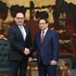 El primer ministro de Vietnam, Pham Minh Chinh (derecha), y el embajador de Catar en el país, Khalid Ali Abdullah Abel. (Foto: Nhan Dan)