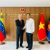 El presidente de la Casa de la Amistad Venezuela-Vietnam, Carolus Wimmer, y el embajador de Hanói en Caracas, Vu Trung My. (Foto: VNA)