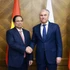 El primer ministro de Vietnam, Pham Minh Chinh (izquierda), se reúne con el presidente de la Duma Estatal de Rusia, Vyacheslav Volodin, en Moscú el 24 de marzo. (Foto: VGP)
