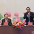 El secretario del Comité del Partido Comunista de Vietnam en el Gobierno y primer ministro, Pham Minh Chinh (de pie), y el secretario del Comité del Partido en la Asamblea Nacional y presidente de esta entidad, Tran Thanh Man, conducen la conferencia.