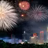 Fuegos artificiales dan brillo al cielo nocturno de Ciudad Ho Chi Minh en celebración del 50º aniversario de su rebautizo.
