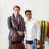 Mariano Assanami Sabino Lopes (derecha), viceprimer ministro, ministro coordinador de Asuntos Sociales y ministro de Desarrollo Rural y Vivienda Comunitaria de Timor Oriental, recibe al encargado de negocios de Vietnam en el país, Pham Thanh Binh. (Foto: Embajada de Vietnam en Timor Oriental)