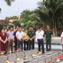 Dirigentes de la provincia de Quang Ngai visitan el cementerio de mártires de guerra del barrio de Dak Cam. (Foto: Nhan Dan)