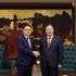 El viceprimer ministro permanente de Vietnam, Pham Gia Tuc (derecha), recibe al ministro de Agricultura y Medio Ambiente de Laos, Linkham Douangsavanh. (Foto: VGP)