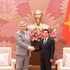 El vicepresidente de la Asamblea Nacional de Vietnam Nguyen Doan Anh (derecha) recibe al subtitular del Comité de Relaciones Exteriores de San Petersburgo, Kalganov Vyacheslav Gennadievich. (Foto: quochoi.vn)