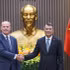 El primer ministro de Vietnam, Le Minh Hung, recibe al embajador de Canadá en Hanói, Jim Nickel.