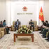 El viceprimer ministro y titular de Defensa de Vietnam, general Phan Van Giang, (derecha) recibe al embajador malasio en Hanói, Dato' Tan Yang Thai.