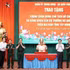 El general Nguyen Trong Nghia entrega busto del Presidente Ho Chi Minh a comunas y barrios en Tay Ninh.