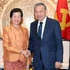 El secretario general del Partido Comunista de Vietnam, To Lam, y la embajadora saliente de Camboya, Chea Kimtha.