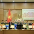 El presidente de la Asamblea Nacional de Vietnam, Tran Thanh Man, entrega certificados de mérito a los merecedores. (Foto: VNA)