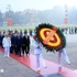 La delegación de dirigentes del Partido y del Estado avanza al recinto del Mausoleo del Presidente Ho Chi Minh. (Foto: VNA)