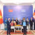 El miembro del Buró Político y miembro permanente del Secretariado del Comité Central del Partido Comunista de Vietnam, Tran Cam Tu, y el vicepresidente del Partido Popular de Camboya (CPP) y jefe del Comité Permanente del Comité Central del CPP, Say Chhum, presencian en Phnom Penh la entrega de documentos de cooperación. (Foto: VNA)