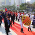 El miembro del Buró Político y permanente del Secretariado del Comité Central del Partido Comunista de Vietnam, Tran Cam Tu, deposita ofrendas florales en el Memorial del difunto Rey Norodom Sihanouk.