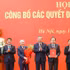 El secretario general del Partido Comunista de Vietnam (PCV) y presidente del país, To Lam, entrega las decisiones del Buró Político sobre la designación de los miembros del Comité del Partido de la Asamblea Nacional. (Fuente: VNA)