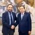 El presidente de la Asamblea Nacional de Vietnam, Tran Thanh Man (derecha), se reúne con el secretario general del Partido de la Refundación Comunista de Italia, Maurizio Acerbo. (Foto: VNA)
