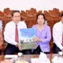 El presidente de la Asamblea Nacional de Vietnam, Tran Thanh Man, entrega regalos a familias beneficiarias de políticas sociales en el barrio de Rach Gia, provincia de An Giang. (Foto: Nhan Dan)