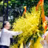 El secretario general del Partido Comunista de Vietnam y presidente de la República, To Lam, rinde homenaje al general Vo Nguyen Giap y a los caídos en el cementerio nacional de mártires de Truong Son, provincia de Quang Tri. (Foto: VNA)