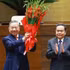En nombre de los dirigentes del Partido y del Estado y los diputados de la XVI legislatura, el presidente de la Asamblea Nacional de Vietnam, Tran Thanh Man, entrega flores de felicitación al secretario general del Partido Comunista y presidente del país, To Lam. (Foto: VNA)
