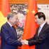 El secretario general del Partido Comunista de Vietnam y presidente del país, To Lam (izquierda), se reúne con el presidente del Comité Nacional de la Conferencia Consultiva Política del Pueblo Chino, Wang Huning.
