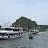 Barcos en el muelle turístico de Cai Beo esperan recoger a turistas que visitan la bahía de Lan Ha. (Foto: VNA)