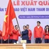 El primer ministro de Vietnam, Pham Minh Chinh, entrega la bandera nacional a la delegación que representará al país en los SEA Games 33.