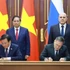 El primer ministro vietnamita, Pham Minh Chinh (de pie, a la izquierda), y su homólogo ruso, Mikhail Mishustin (de pie, a la derecha), presencian la firma del acuerdo entre ambos gobiernos para la cooperación en la construcción de una central nuclear en el país indochino. (Foto: VNA)