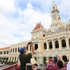 Turistas internacionales exploran el centro de Ciudad Ho Chi Minh a bordo de un autobús de dos pisos. (Foto: VNA)
