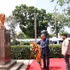 El secretario general del PCV y presidente del país, To Lam (izquierda), y el presidente de Sri Lanka, Anura Kumara Dissanayake, depositan flores en homenaje al Presidente Ho Chi Minh. (Foto: dangcongsan.org.vn)