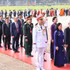 Los delegados rinden homenaje al Presidente Ho Chi Minh en su mausoleo. (Foto: VNA)