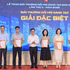 Le Quoc Minh, miembro del Comité Central del Partido Comunista de Vietnam, secretario del Comité partidista, presidente-editor del periódico Nhan Dan, subjefe de la Comisión de Propaganda y Movilización de Masas del Comité Central del PCV y presidente de la Asociación de Periodistas de Vietnam, entrega el Premio Especial a las unidades que coordinaron la implementación del programa artístico-político “La Patria en el corazón”. (Foto: THE DAI)