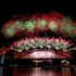 Un espectáculo pirotécnico despierta la admiración de los presentes al dar la bienvenida al Año Nuevo 2026 en el puente del puerto de Sídney, Australia.