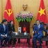El director de la Academia Nacional de Política Ho Chi Minh, Doan Minh Huan (derecha), recibe al director general del Grupo Samsung Vietnam, Na Ki Hong. 