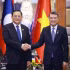 El primer ministro de Vietnam, Le Minh Hung (derecha), se reúne con su homólogo de Laos, Sonexay Siphandone. (Foto: VNA)