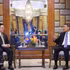 El primer ministro de Vietnam, Le Minh Hung (derecha), conversa con el secretario general de la Asean, Kao Kim Hourn. (Foto: VNA)