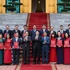 El presidente Luong Cuong junto a los embajadores nombrados y los delegados asistentes.