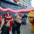 Los turistas del Celebrity Solstice disfrutan tomándose fotos con un equipo de danza del león y el dragón. (Foto: VNA)