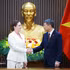 El primer ministro de Vietnam, Le Minh Hung, recibe a la embajadora de Nueva Zelanda en Hanói, Caroline Beresford. (Foto: VNA)