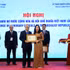 La vicecanciller Le Thi Thu hang entrega la Medalla Conmemorativa "Por la Causa de la Diplomacia de Vietnam" y certificados de reconocimiento del Ministerio de Relaciones Exteriores a cónsules honorarios por sus destacados aportes a la labor diplomática. (Foto: VNA)