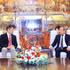El subsecretario del Comité del Partido y presidente del Comité Popular de Hanoi, Vu Dai Thang, y el gobernador de la prefectura japonesa de Yamanashi, Nagasaki Kotaro. (Foto: VNA)