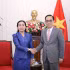 El ministro de Relaciones Exteriores de Vietnam, Le Hoai Trung, recibe a Touch Sopharath, recién nombrada embajadora de Phnom Penh en Hanói. (Foto: Cancillería)