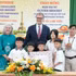 El embajador de Francia en Vietnam, Olivier Brochet, entrega obsequios al Centro de Protección Social Integral de Bac Ninh. (Foto: VNA)