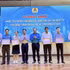 Nguyen Duc Tai (extremo izquierdo) recibe el Premio al Trabajo Creativo 2025 de la Confederación General del Trabajo de Vietnam. (Foto: VNA)